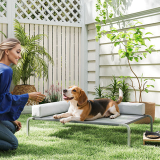 Udendørs hundeseng, hævet hundeseng til mellemstore hunde, kølende kæledyrsseng med L-formet hynde og skridsikre fødder, kæledyrsseng til udendørs camping, 110x75x30cm, lysegrå