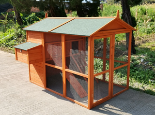 Hønsehus model Emmy med stort udløb